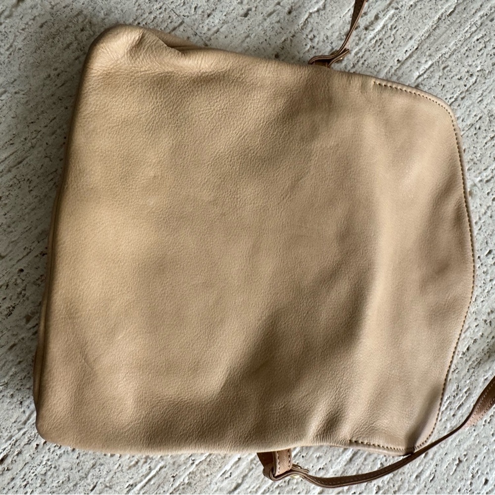 Elegant Tan Leather Crossbody Bag - Picture 4 of 4